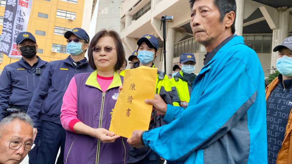 ▲彰化縣政府農業處副處長蕭麗玲代表出面接受陳情書，表達傾聽地方民意，將依法理情妥善處理。（記者林明佑攝）